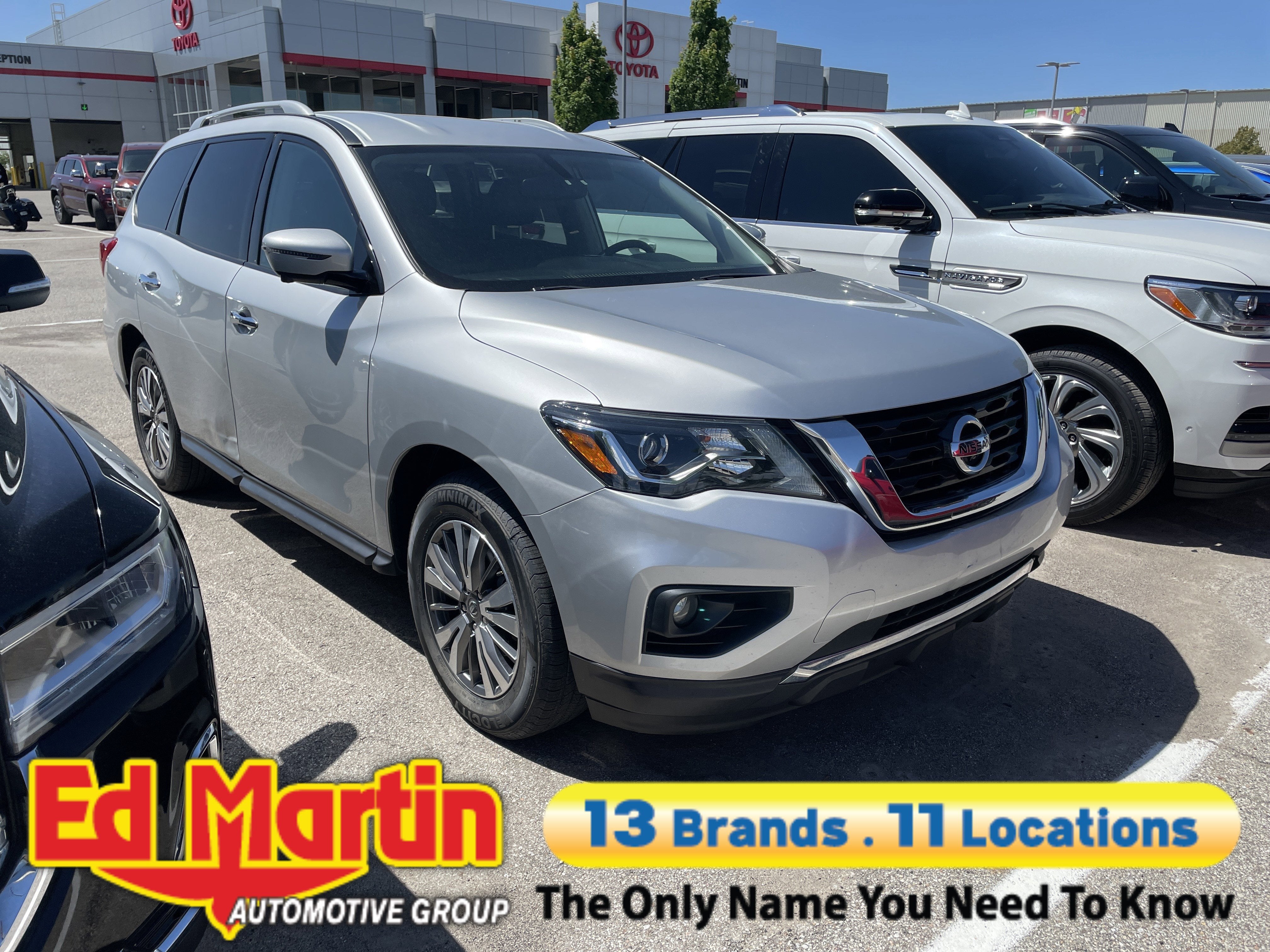 2019 Nissan Pathfinder SL 2WD's photo